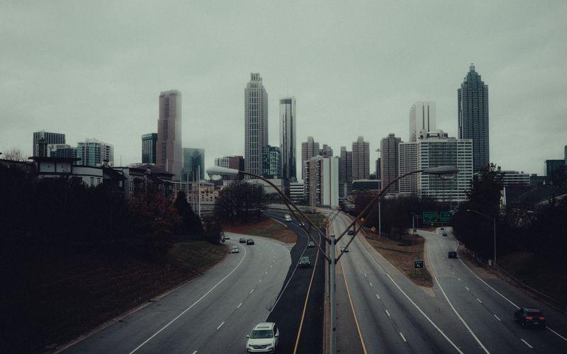 Le centre-ville d'Atlanta au bout d'une autoroute, par temps couvert