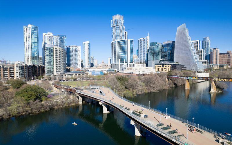 Les tours du centre-ville d'Austin derrière un pont sur le lac Lady Bird