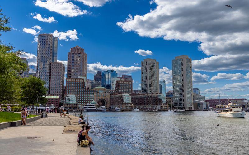Les tours du bord de l'eau à Boston, vues du port sous un ciel bleu
