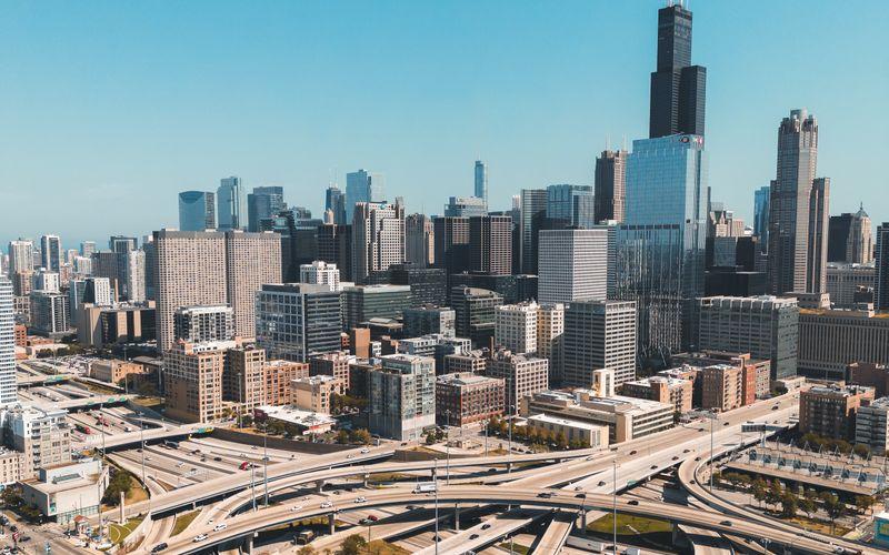 Vue aérienne du centre-ville de Chicago et de la tour Willis au-dessus des autoroutes