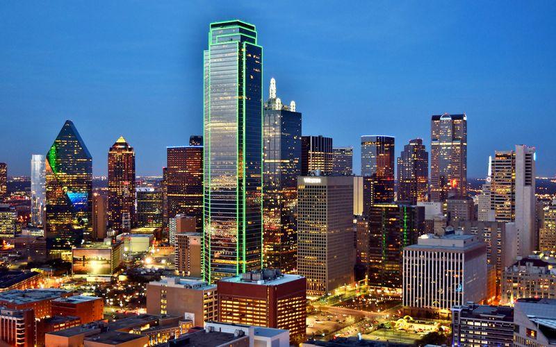 Les tours du centre-ville de Dallas illuminées au crépuscule, la Bank of America Plaza soulignée de vert