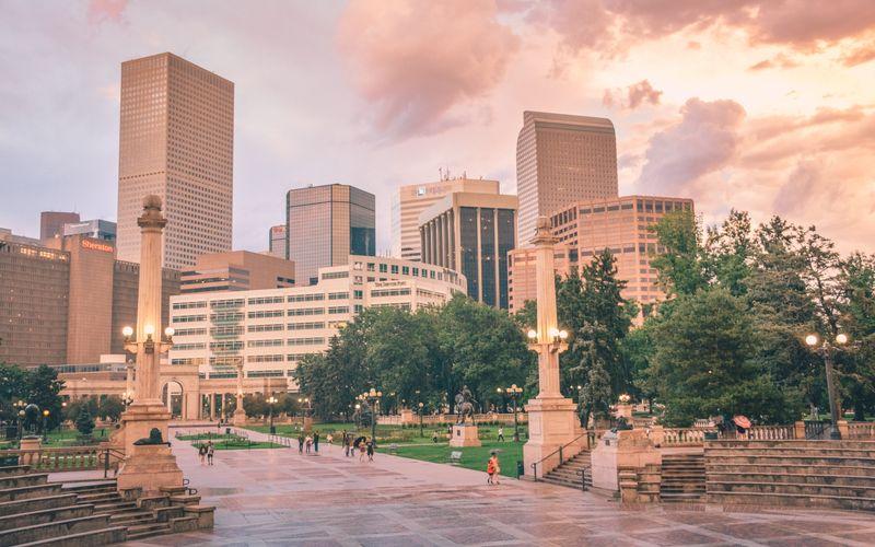 Les tours du centre-ville de Denver au-dessus d'un parc au coucher du soleil