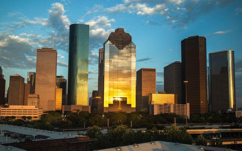 Les tours du centre-ville de Houston dans la lumière du coucher du soleil