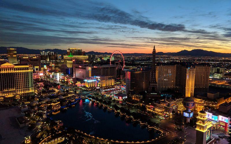 Le Strip de Las Vegas et les fontaines du Bellagio au crépuscule
