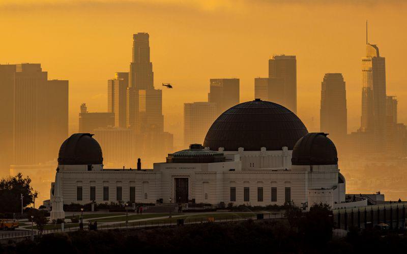 L'observatoire Griffith devant les tours du centre-ville de Los Angeles au coucher du soleil