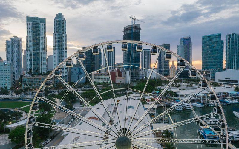Une grande roue devant les tours du centre-ville de Miami
