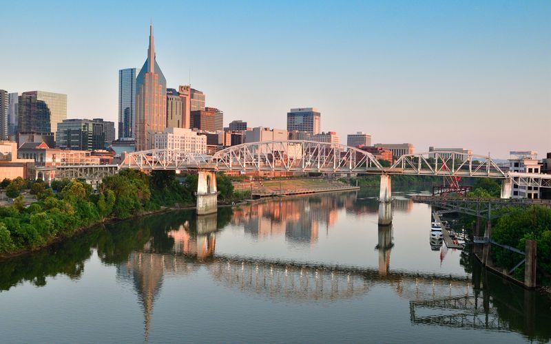 Les tours de Nashville et leur passerelle piétonne qui se reflètent dans la rivière Cumberland