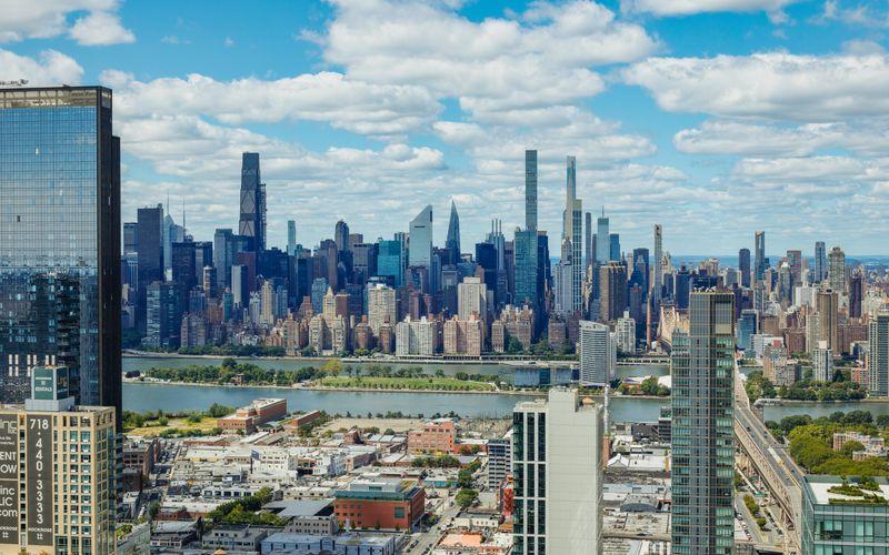 Les gratte-ciel de Midtown Manhattan, à New York, par temps clair