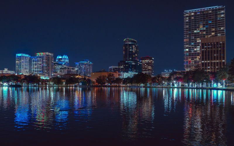 Le centre-ville d'Orlando illuminé la nuit au bord d'un lac