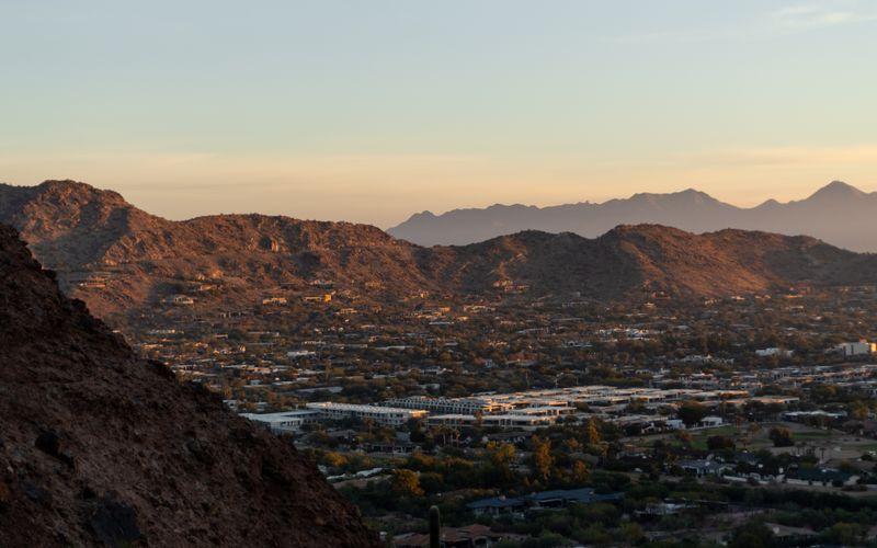 La vallée de Phoenix et les montagnes du désert au coucher du soleil