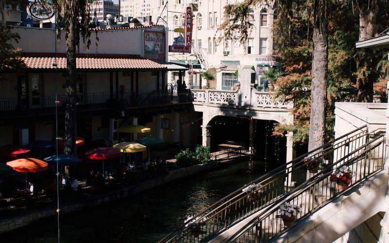 Des parasols de restaurants le long du River Walk de San Antonio