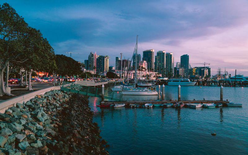 Le centre-ville de San Diego vu de la marina en fin de journée