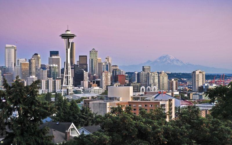 La Space Needle et le centre-ville de Seattle, avec le mont Rainier derrière