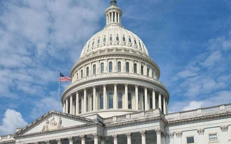 Le dôme du Capitole des États-Unis, à Washington, sous un ciel bleu