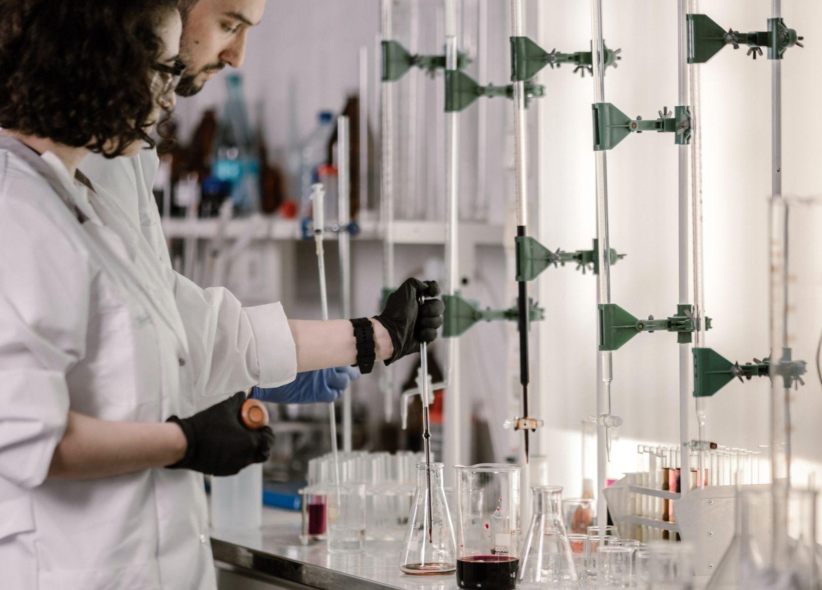 Deux chercheurs qui travaillent à la paillasse d'un laboratoire