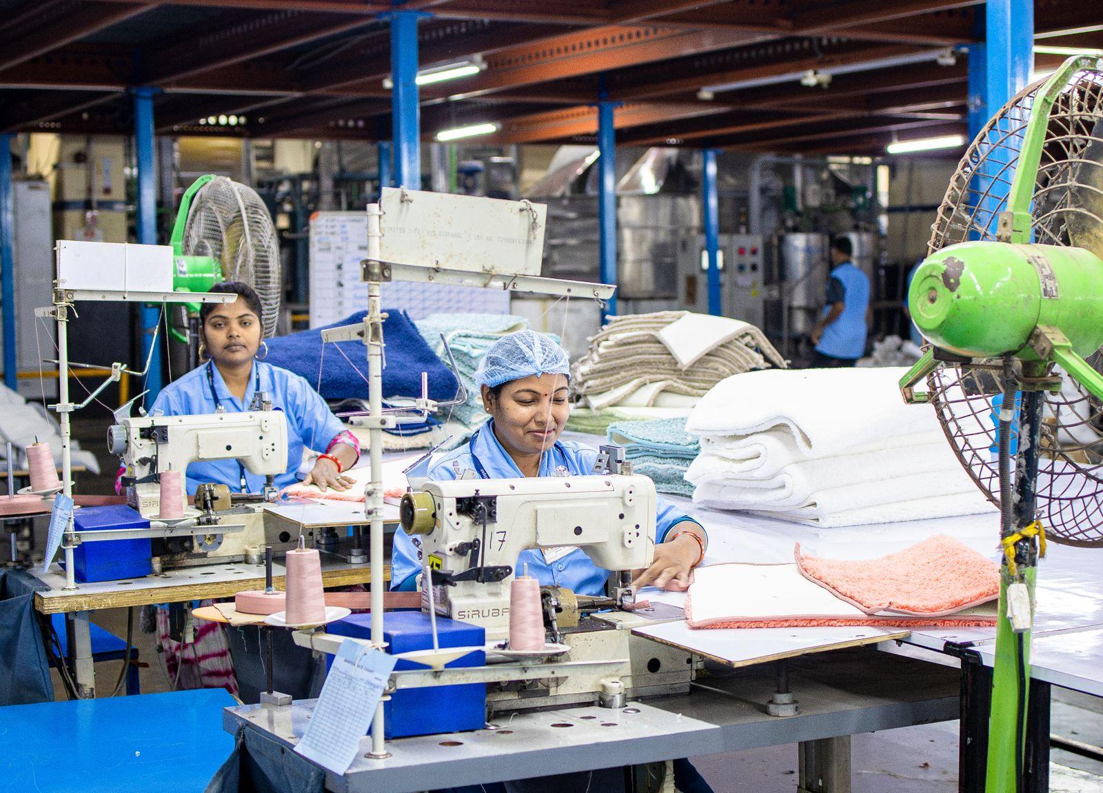 Des ouvrières faisant fonctionner des machines dans une usine