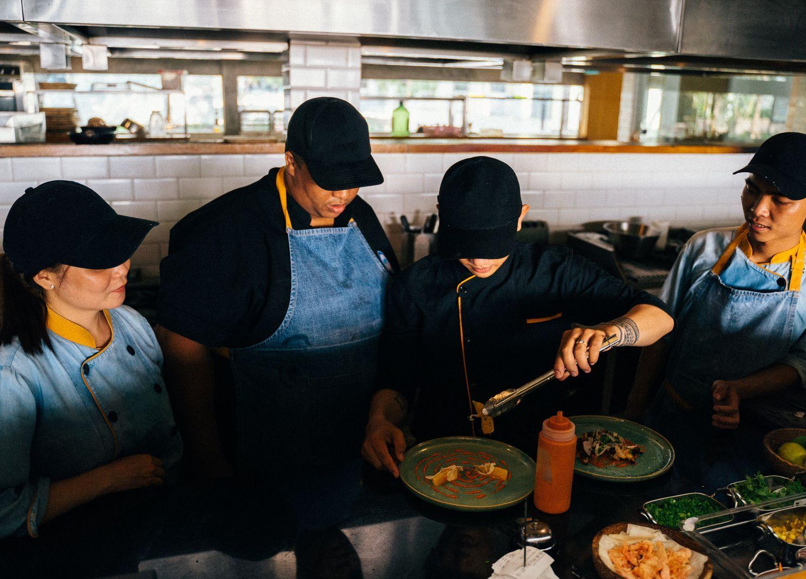 Des sous-chefs travaillant ensemble dans la cuisine d'un restaurant