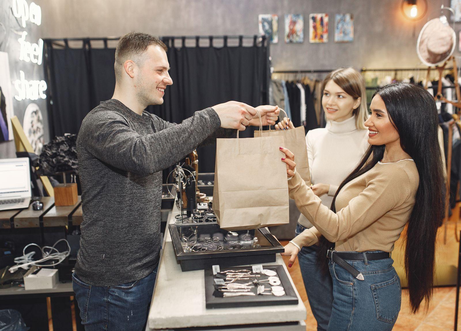 Le personnel d'un commerce servant des clients au comptoir