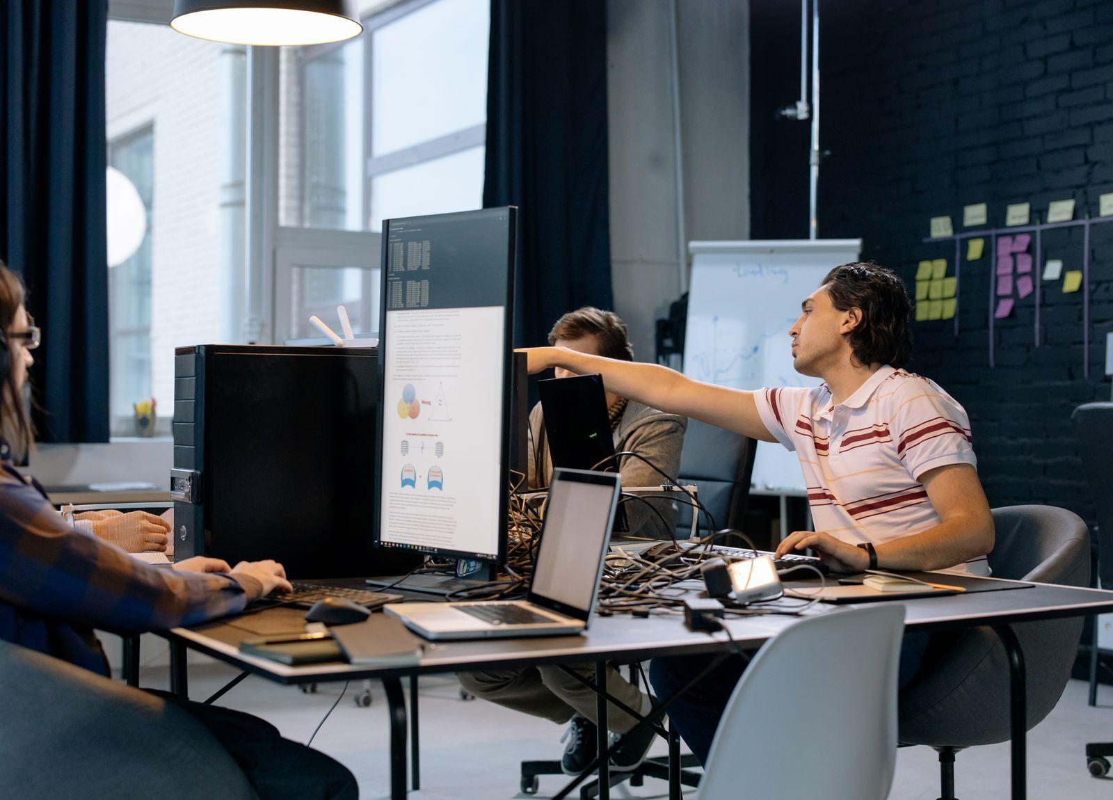 Une équipe logicielle au travail devant ses ordinateurs
