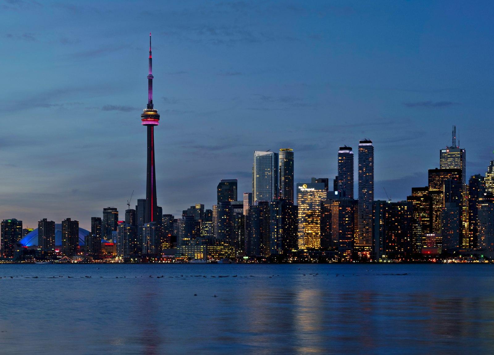 The CN Tower and the Toronto skyline at night